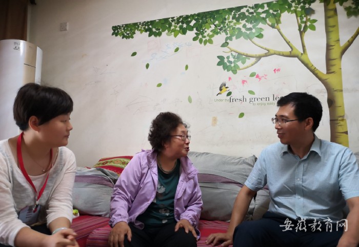 凝聚統(tǒng)戰(zhàn)向心力 畫好發(fā)展同心圓 阜陽師范大學走訪慰問退休黨外教師代表(圖1)