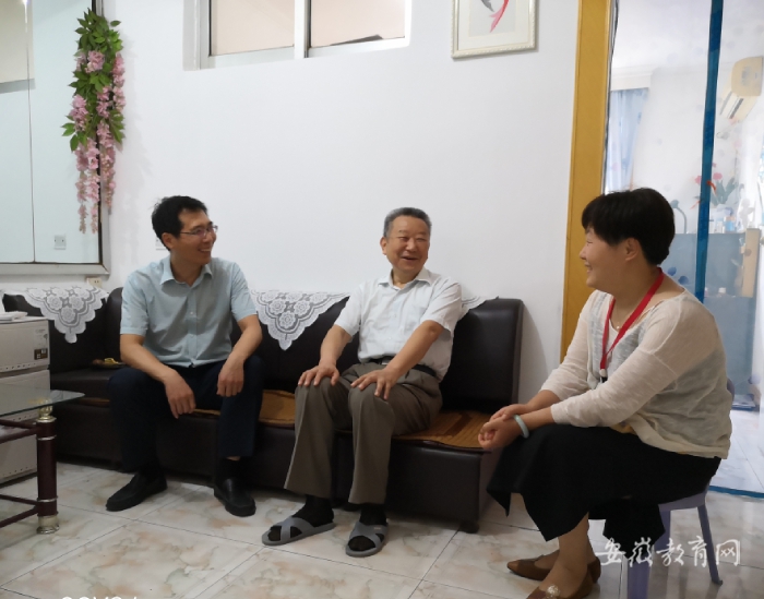 凝聚統(tǒng)戰(zhàn)向心力 畫好發(fā)展同心圓 阜陽師范大學走訪慰問退休黨外教師代表(圖2)
