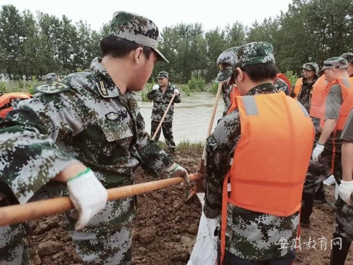 聞“汛”而動 安慶師范大學學生黨員沖鋒抗汛搶險一線2.jpg